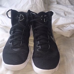 Basketball shoes